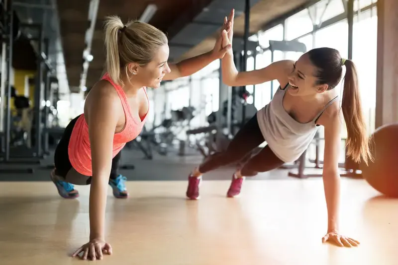 Zwei Frauen beim Kräftigungstraining
